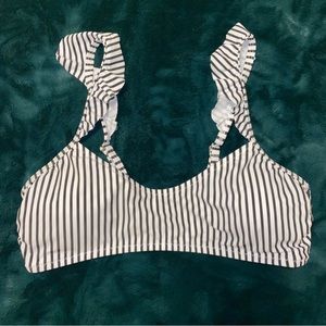 Black/White Ruffle Vertical Striped Bikini Top by Cupshe size XL